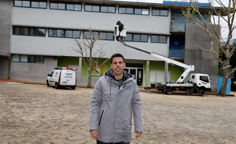 A Illa instala paneles solares sobre el CEIP para rebajar su factura de la luz en un 60 %