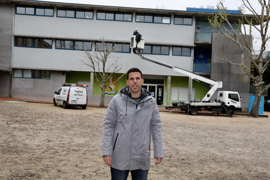 A Illa instala paneles solares sobre el CEIP para rebajar su factura de la luz en un 60 %