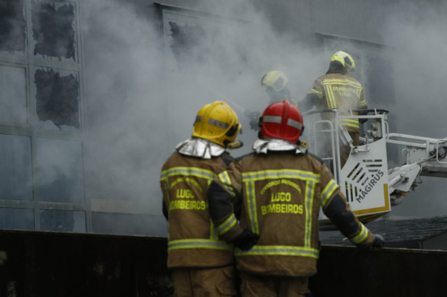 Controlado el incendio en una nave de O Ceao, con dos heridos