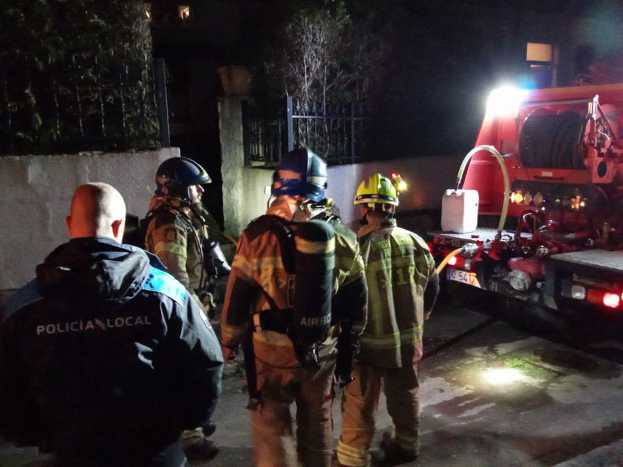 Un incendio afecta a una vivienda situada en la Rúa Porto Novo, en la parroquia de Castiñeiras, en Ribeira