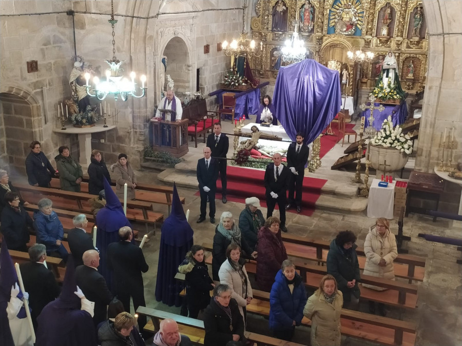 La intensa lluvia y el fuerte viento provocan que el Vía Crucis en Rianxo se celebre en la iglesia de Santa Columba