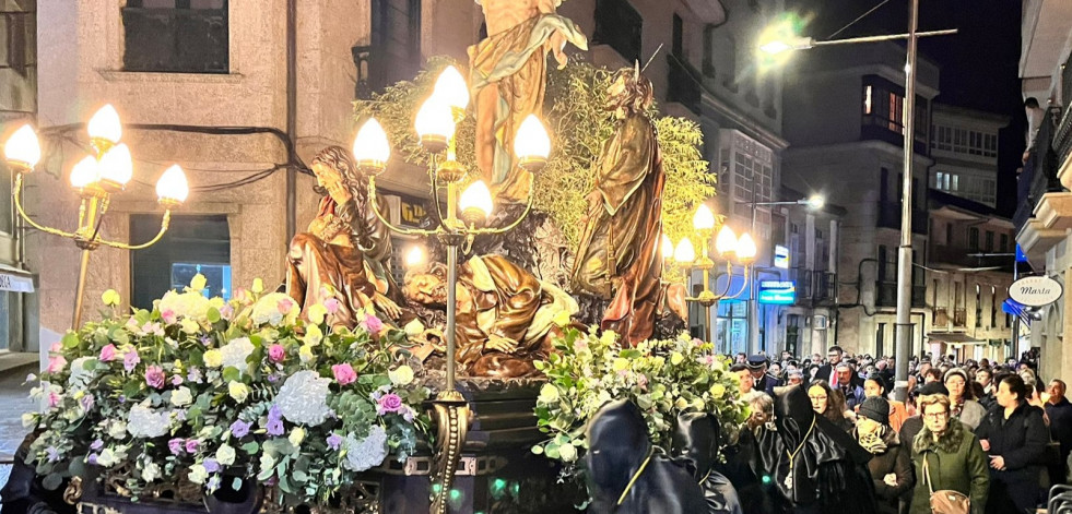 El Paso de Jesús en el Huerto de los Olivos en Ribeira es la única procesión que salió en O Barbanza pese a la adversa meteorología