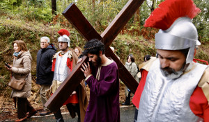 El Vía Crucis y la Crucifixión de Paradela en imágenes