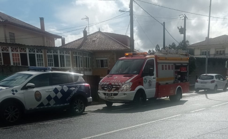 Registrado un incendio debido a un cortocircuito en un garaje en el lugar de Burés, en Rianxo