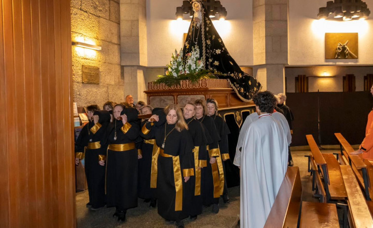 El mal tiempo recluye los actos del Viernes Santo de Sanxenxo al interior del templo