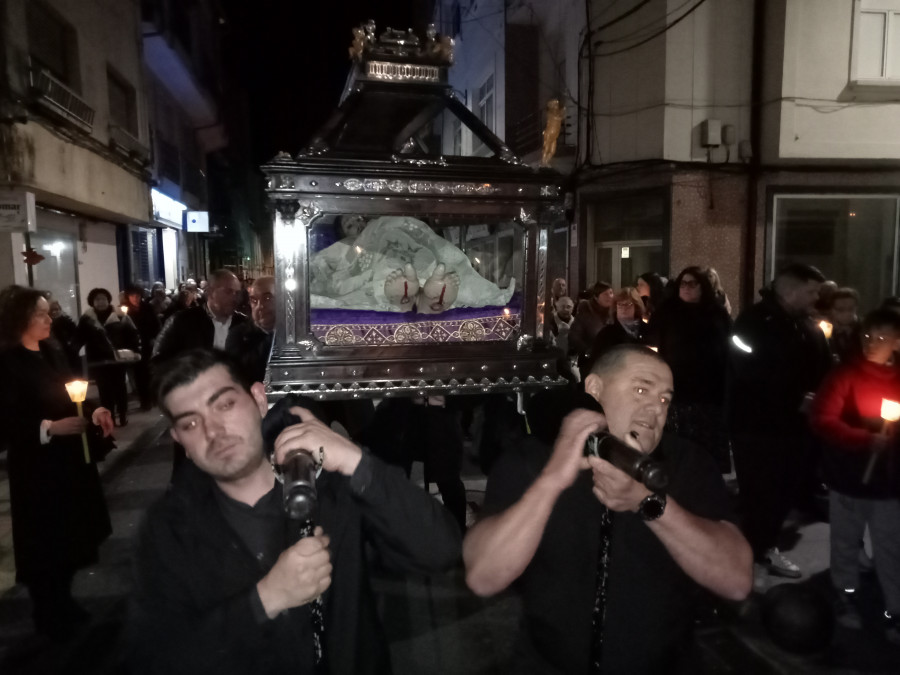 Reportaje | Fervor de cientos de fieles en los encuentros, desenclavos y entierros de Semana Santa en O Barbanza