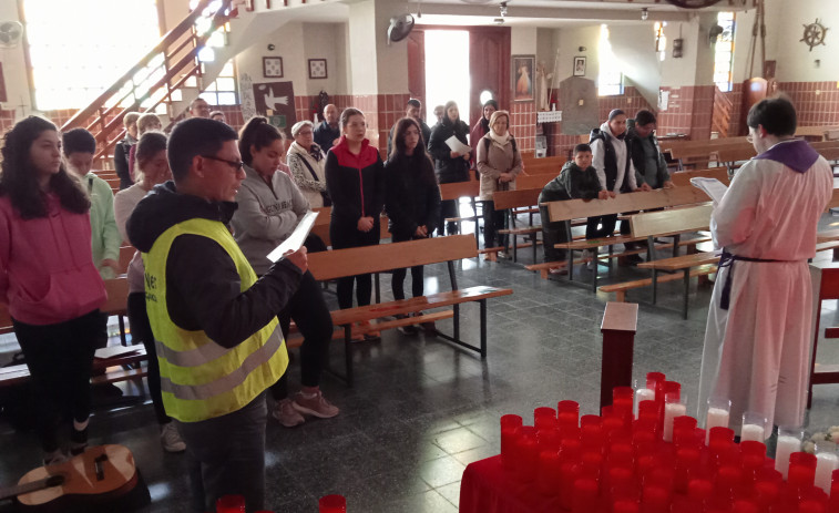 Jóvenes de Ribeira, junto a adultos, se involucraron el Viernes Santo en el vía crucis entre Aguiño y Artes