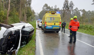 Herido un joven conductor en una salida de vía de su coche que acabó semivolcado en Frións, en Ribeira