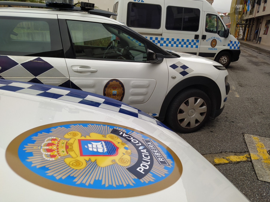 Alertan de que un individuo en estado ebrio se metía delante de los vehículos en una carretera en Ribeira