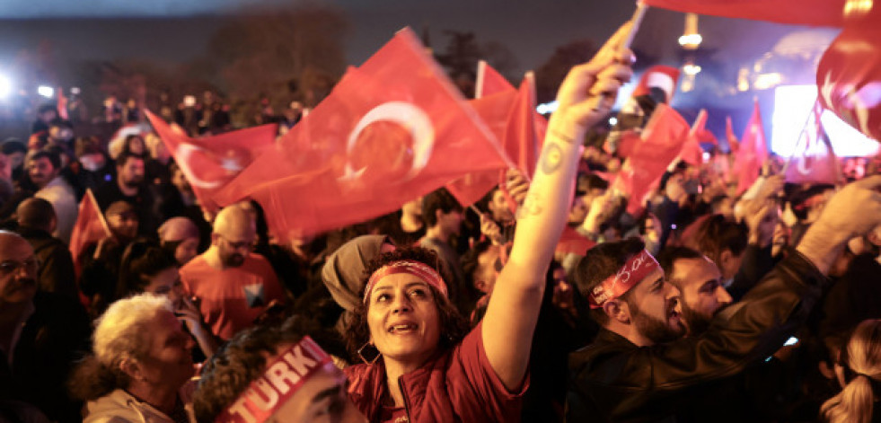 La oposición socialdemócrata se proclama vencedora en los comicios municipales en Turquía