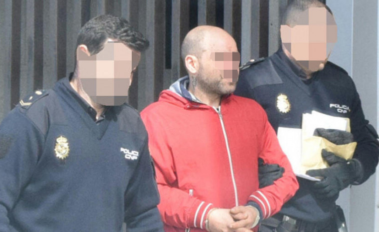 Detenido un conocido delincuente al que se le atribuye el robo de un bolso por el método del tirón en Ribeira