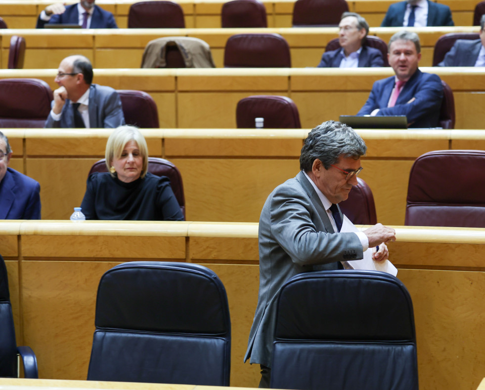 El ministro para la Transformación Digital y de la Función Pública, José Luis Escrivá (d), abandona la sala