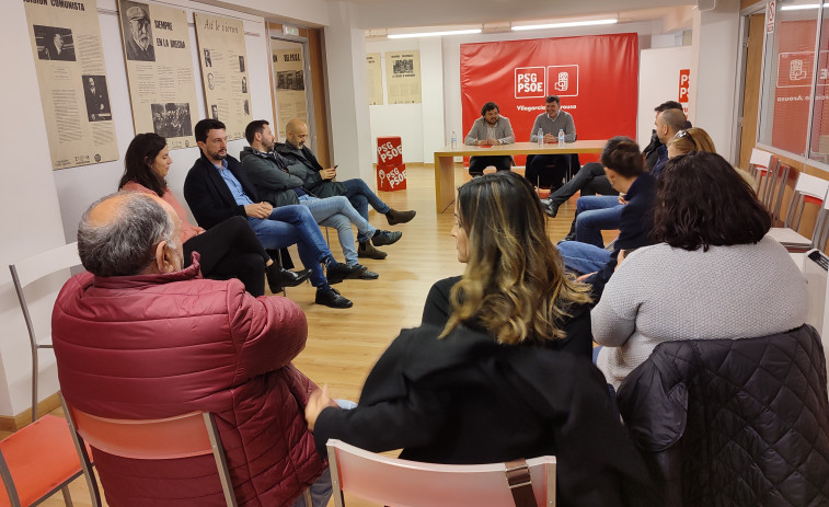 El eurodiputado Nicolás González se reúne con los socialistas de O Salnés