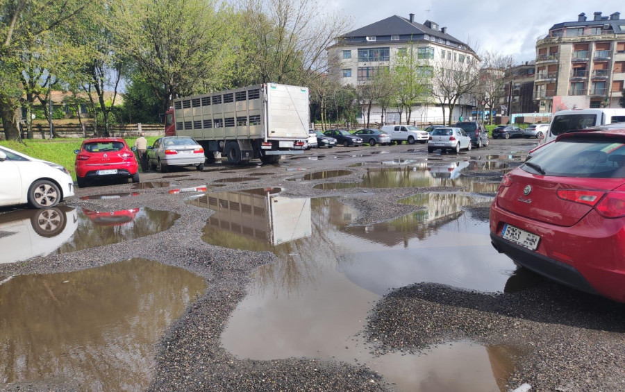 Usuarios critican el mal estado del parking público de A Tafona tras las lluvias
