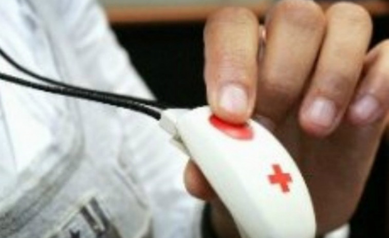 Hallan vivo en Ribeira a un nonagenario que no respondía tras pulsar insistentemente el botón de teleasistencia de Cruz Roja