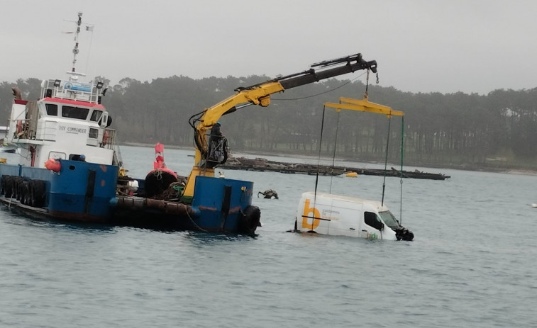 Recuperan del mar la furgoneta robada que se precipitó al puerto de O Grove