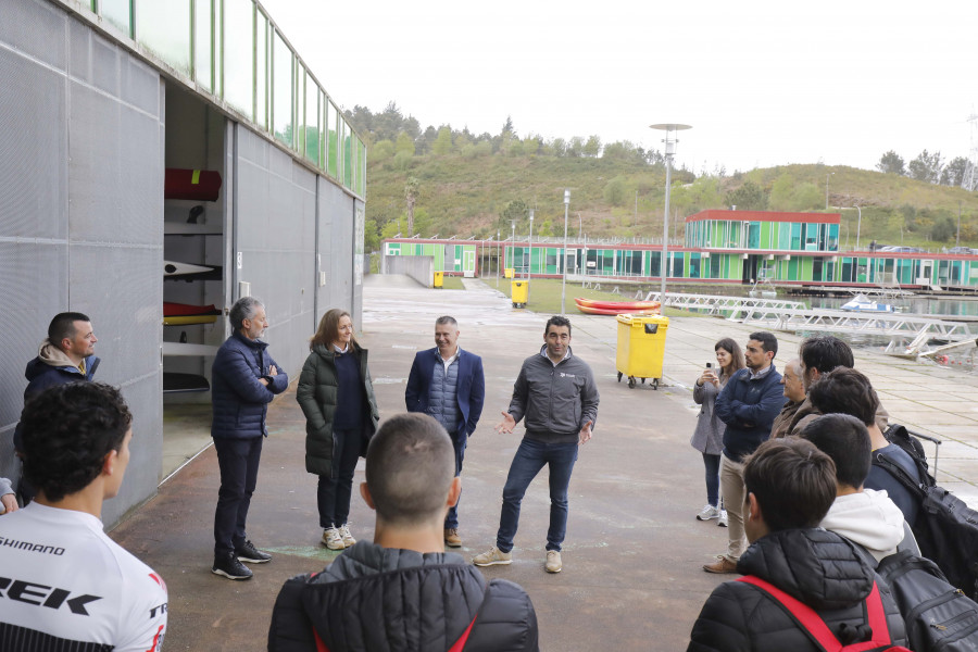 Luis López visita a los piragüistas de la provincia antes del Selectivo Nacional