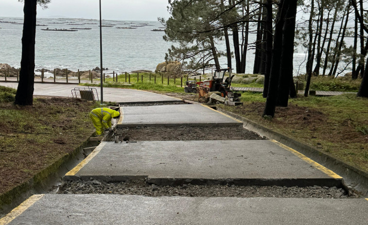 A Illa renueva los tramos deficientes del vial de hormigón que conduce al Campo da Bouza