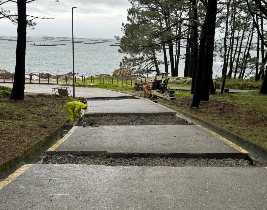 A Illa renueva los tramos deficientes del vial de hormigón que conduce al Campo da Bouza