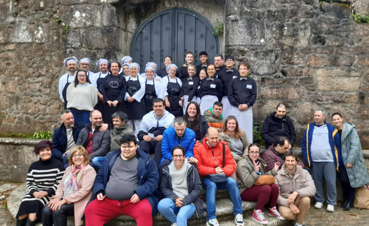 El alumnado del Obradoiro Mar de Santiago prepara una comida para BATA