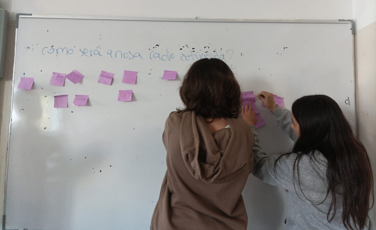 Activistas de Colombia visitan los institutos Cabanillas y A Basella