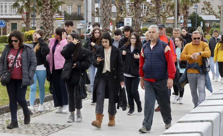 Una veintena de vecinos de Cambados se suman a la andaina por el Día de la Actividad Física