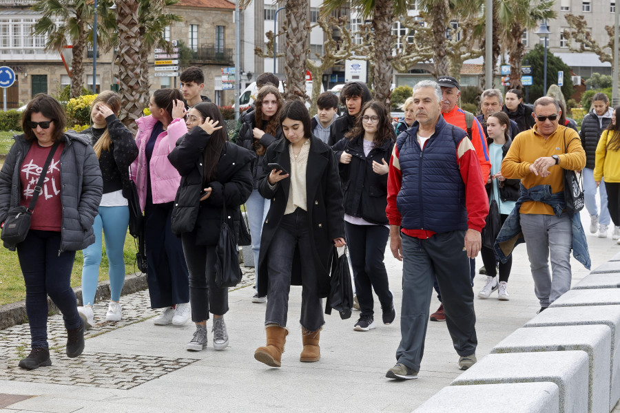 Una veintena de vecinos de Cambados se suman a la andaina por el Día de la Actividad Física