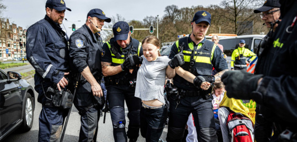 La Policía arresta a Greta Thunberg durante una protesta en una carretera de Países Bajos