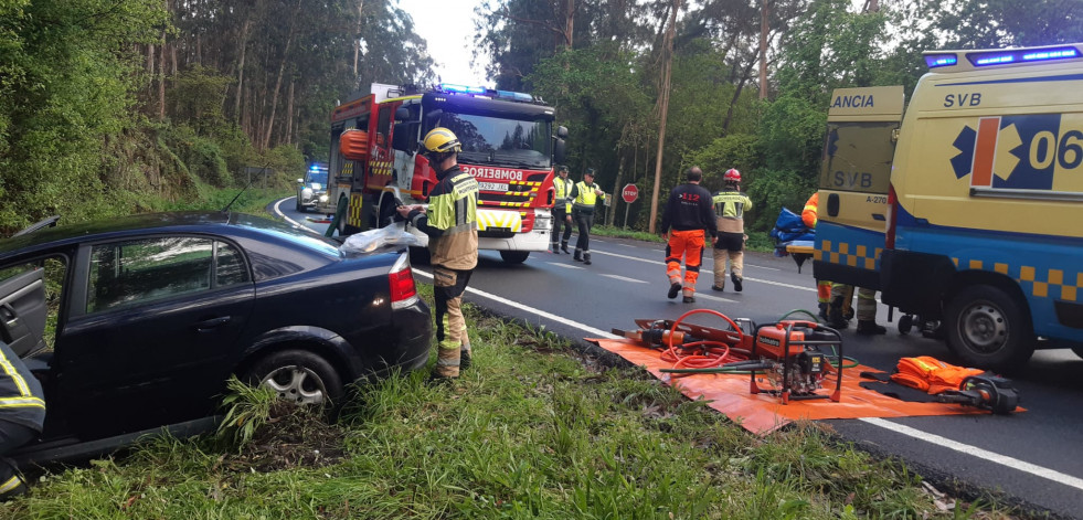 Evacuada al Hospital do Salnés una persona herida tras una salida de vía en la PO-548, en Catoira