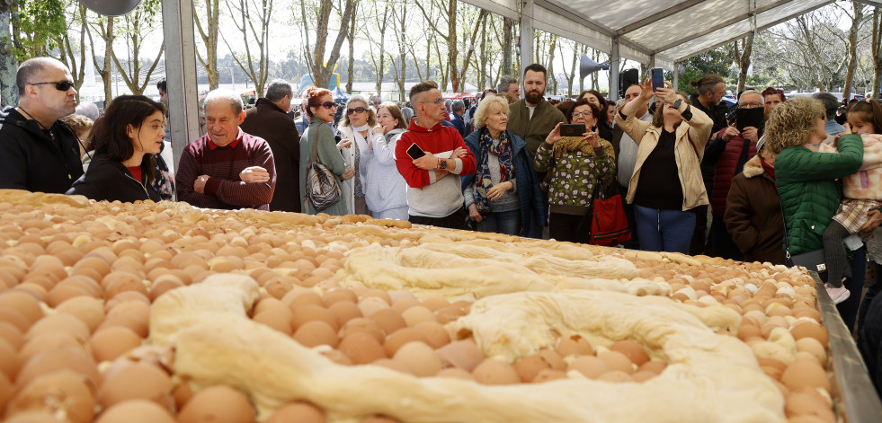 Paradela celebra San Gregorio con el bollo gigante