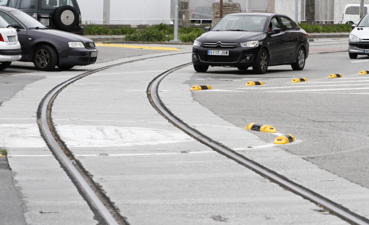 Herido un ciclista al caerse de la bicicleta en los raíles del ferrocarril del Puerto