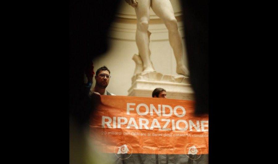 Activistas climáticos se encadenan bajo el David de Miguel Ángel de Florencia