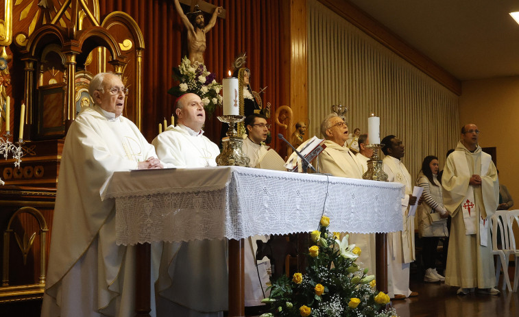 El párroco Manuel Castroagudín recibe el cariño de sus feligreses tras medio siglo en Tremoedo y Caleiro