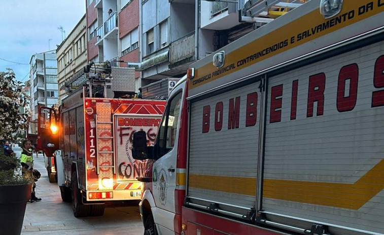 Rescatan a un hombre que se precipitó desde un segundo piso en Ribeira