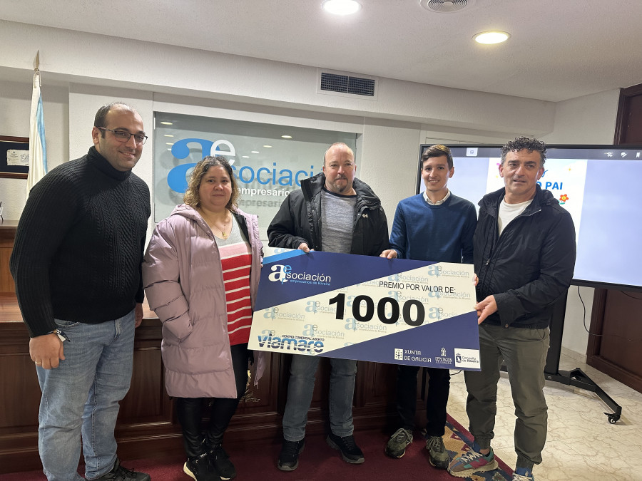 La Asociación de Empresarios de Ribeira entrega el premio de 1.000 euros de la campaña del Día del Padre