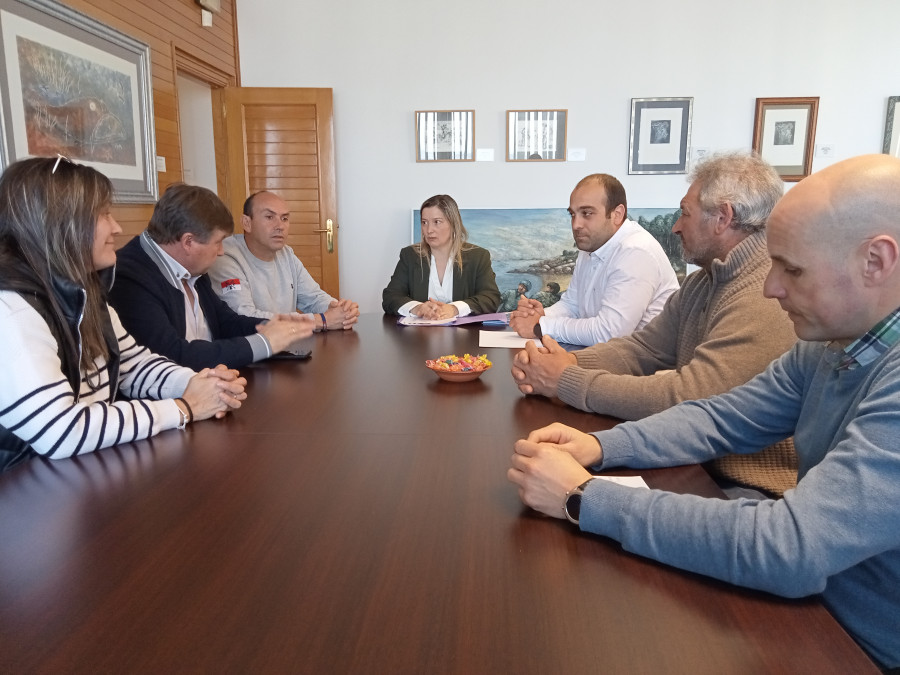Las tres cofradías de Ribeira solicitan a la Diputación que agilice sus ayudas para la compra de vehículos de vigilancia