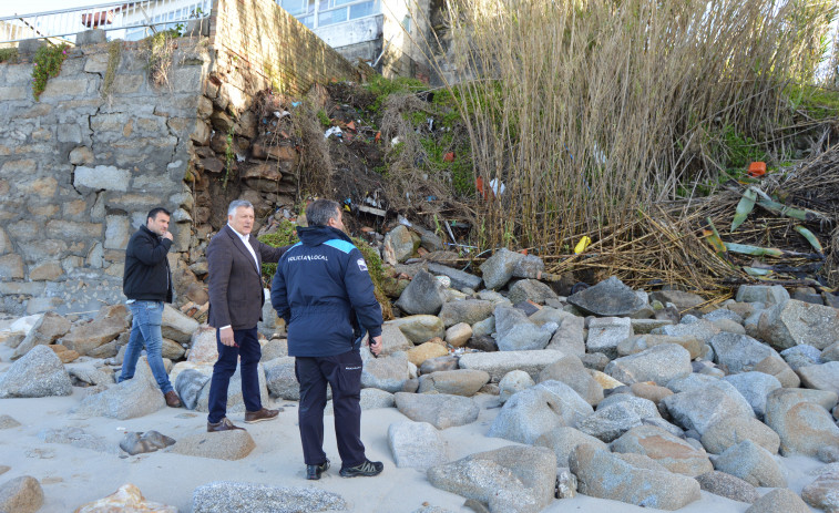 Cede el muro de una vivienda en la playa de A Carabuxeira a consecuencia de los temporales