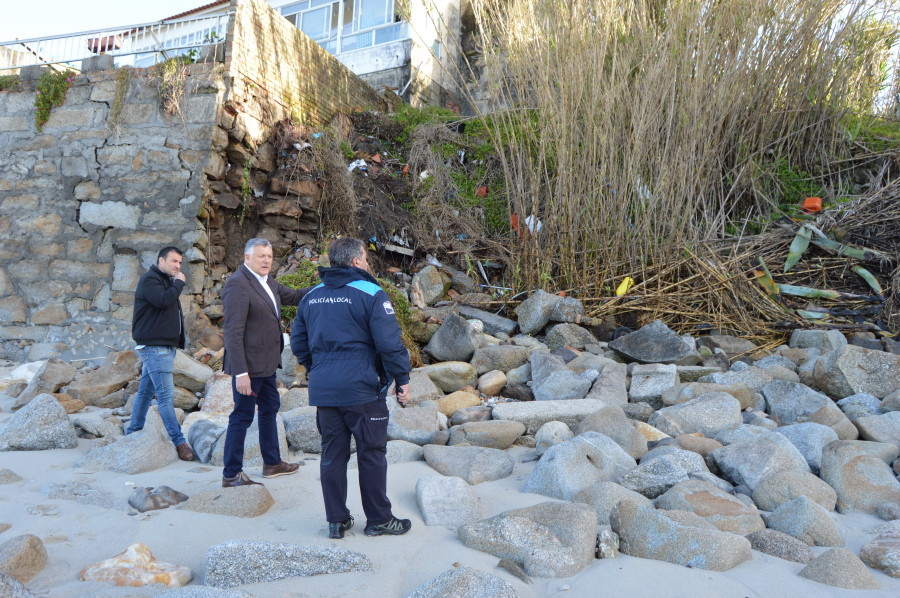 Cede el muro de una vivienda en la playa de A Carabuxeira a consecuencia de los temporales