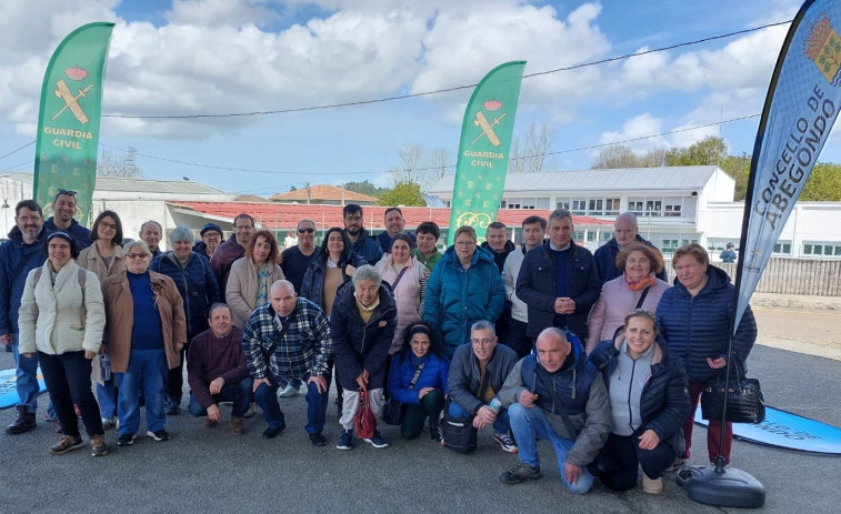 Una treintena de usuarios de A Creba asiste a una demostración de diferentes unidades de la Guarida Civil