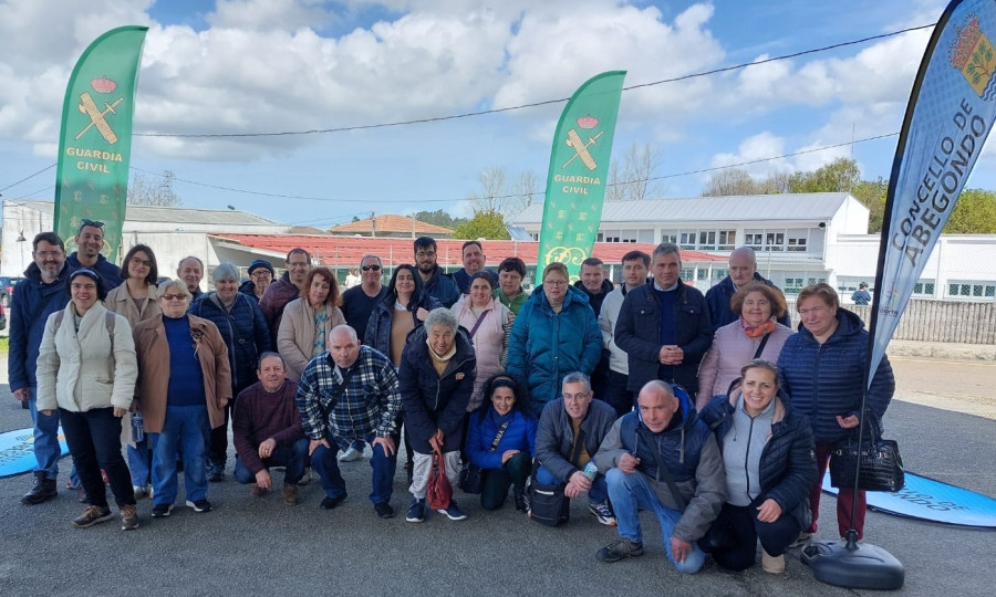 Una treintena de usuarios de A Creba asiste a una demostración de diferentes unidades de la Guarida Civil