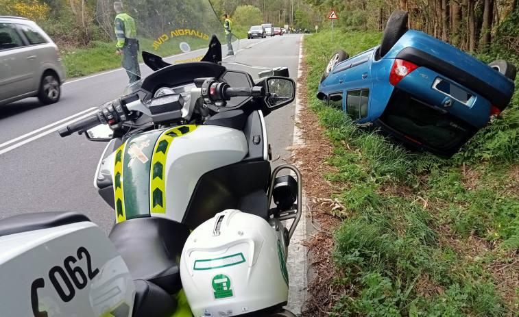 Dos jóvenes salen milagrosamente ilesos de un aparatoso accidente con vuelco en Ribeira
