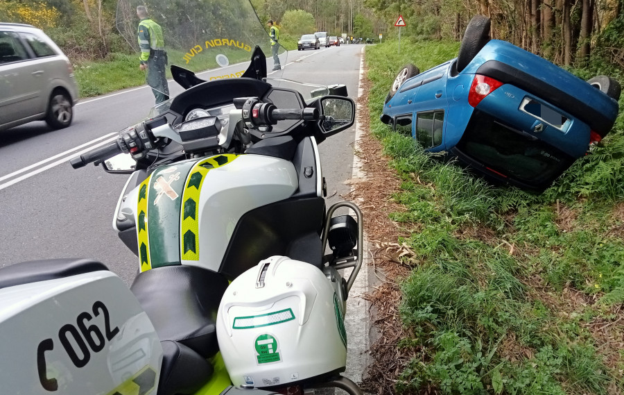 Dos jóvenes salen milagrosamente ilesos de un aparatoso accidente con vuelco en Ribeira