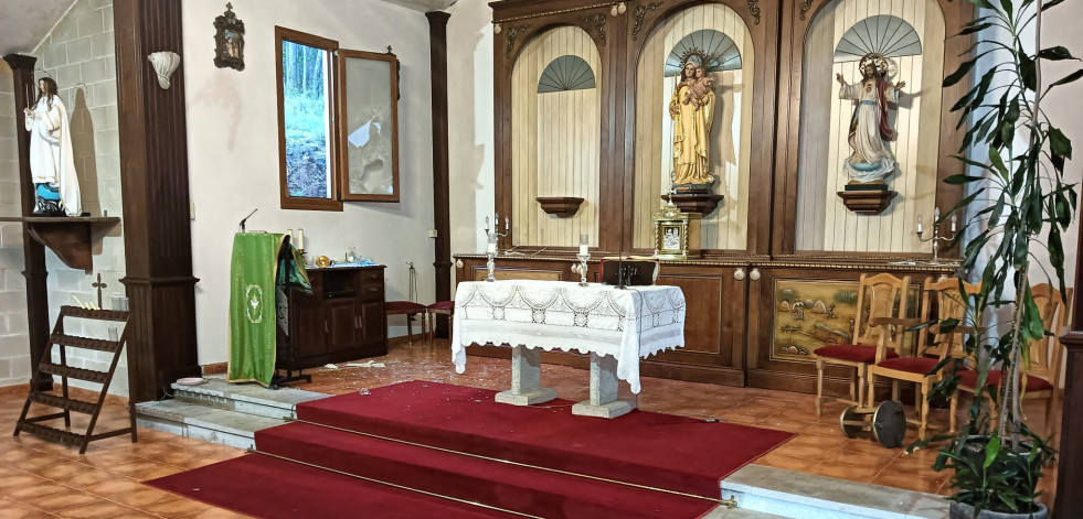 Rompen el cristal de una ventana de la capilla pobrense de A Mercé, se llevan una cruz plateada y causan importantes destrozos