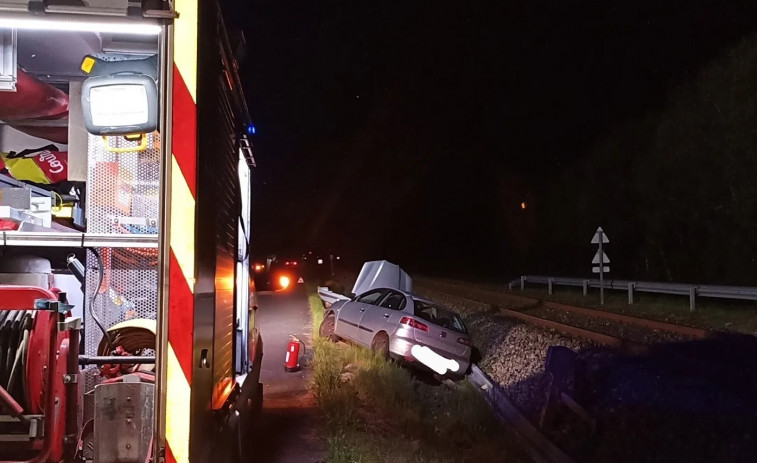 Herido un conductor tras salirse de la carretera y acabar en las vías del tren en Valga