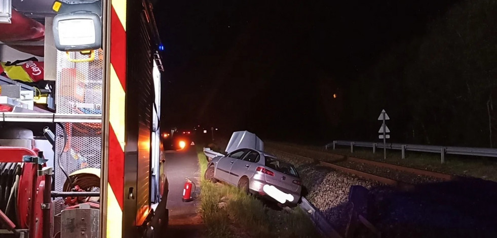 Herido un conductor tras salirse de la carretera y acabar en las vías del tren en Valga