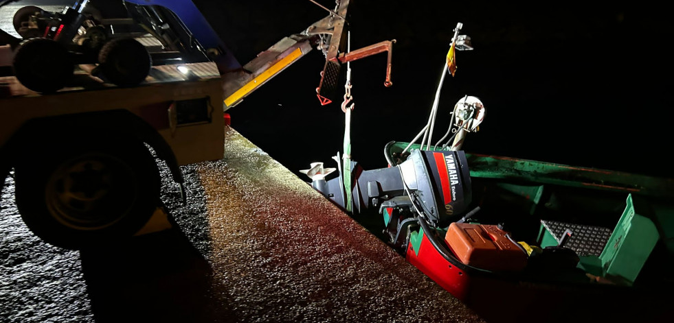 Recuperan una lancha de la tercera lista que fue encontrada con la proa hundida en el puerto pobrense