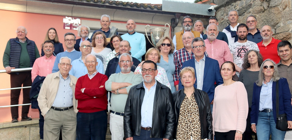 El velero Camping Ría de Arosa y su patrón José Manuel Pombar, homenajeados en A Pobra