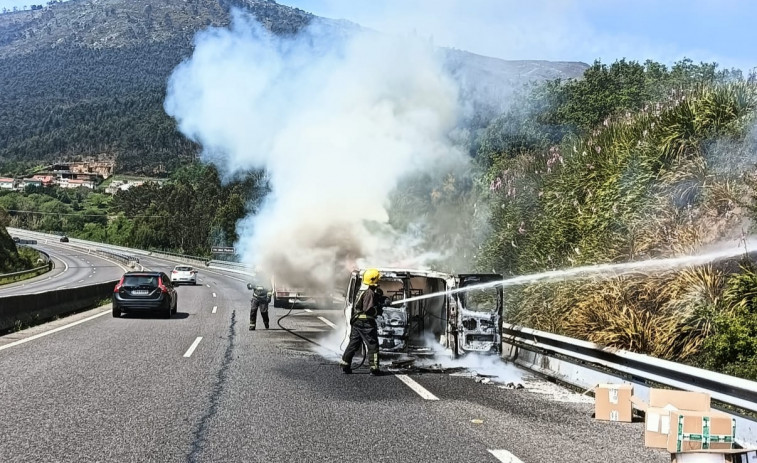 Herido un conductor al arder su furgoneta en la Autovía do Barbanza
