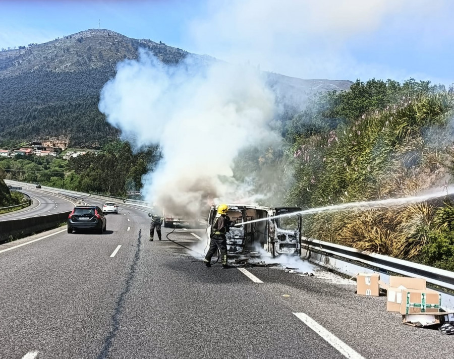 Herido un conductor al arder su furgoneta en la Autovía do Barbanza