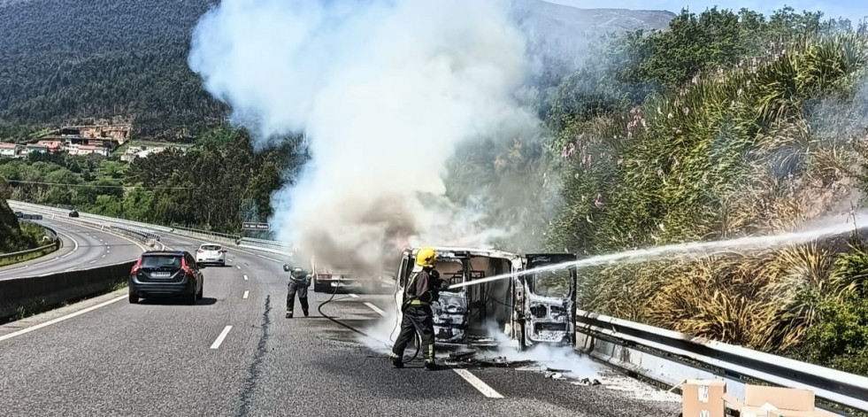 Herido un conductor al arder su furgoneta en la Autovía do Barbanza